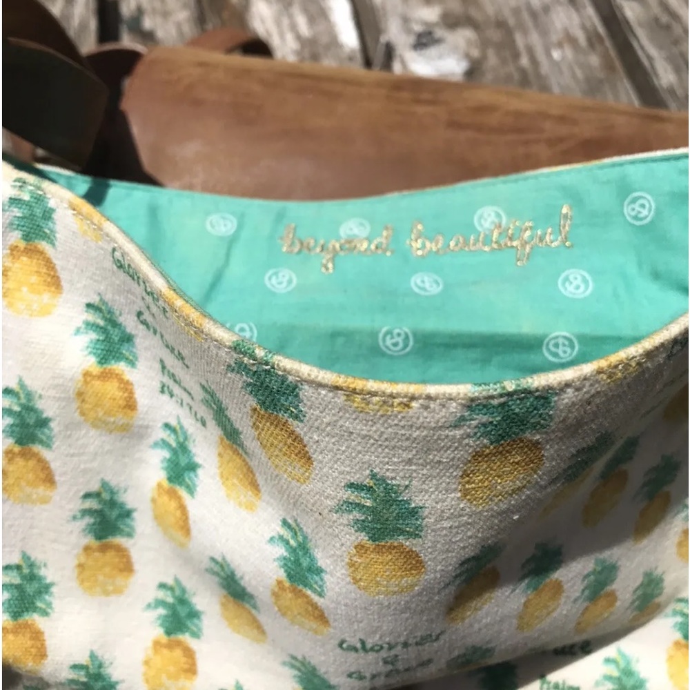 Mary & Martha Glories & Grace Pineapples Crossbody Bag Purse Hallmark White - Picture 3 of 8